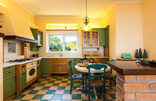 Chania Town Villa | ¡Un refugio mágico en la cima de una colina con vista a la ciudad de Chania y al mar de Creta!