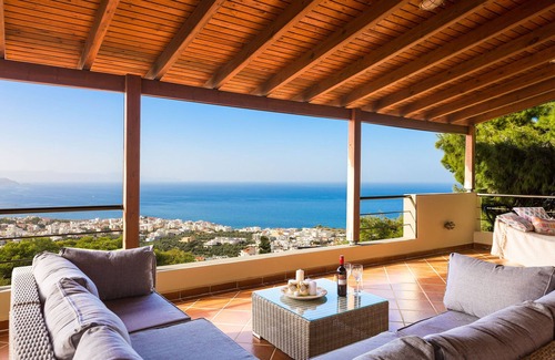 Chania Town Villa | ¡Un refugio mágico en la cima de una colina con vista a la ciudad de Chania y al mar de Creta!