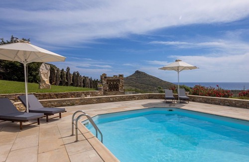 Agios Fokas Casa | Una magnífica villa en un jardín mediterráneo, con piscina comunitaria.