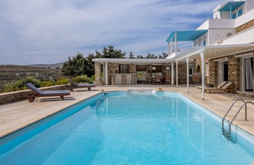 Agios Fokas Casa | Una magnífica villa en un jardín mediterráneo, con piscina comunitaria.