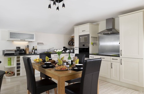 Leominster Cabaña | A marketing that sleeps 4 guests in 2 bedrooms