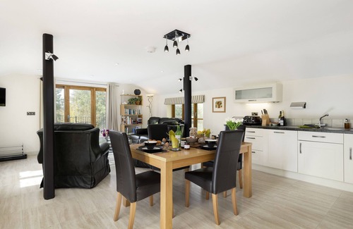 Leominster Cabaña | A marketing that sleeps 4 guests in 2 bedrooms