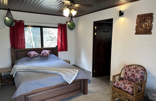 Quebrada La Gamba Cabina | A modern and remote retreat, where nature thrives amidst contemporary comforts.