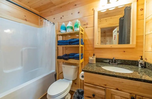 Fairview Casa | A Modern Cozy 2BDR Cabin Roosters Den