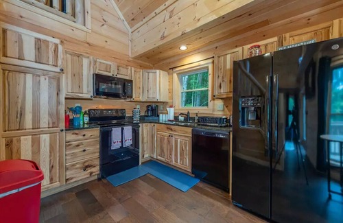 Fairview Casa | A Modern Cozy 2BDR Cabin Roosters Den