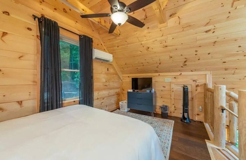 Fairview Casa | A Modern Cozy 2BDR Cabin Roosters Den