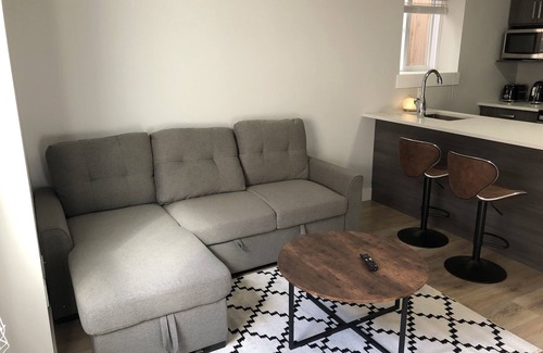 White Rock Casa | A - Modern Cozy Room w Private Entrance & Washroom