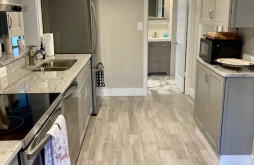 Frederick Condominio | A newly renovated, pet-friendly Penthouse condo with private rooftop deck.