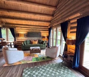 Shelbyville Casa | A Novel Stay 3 bed 2 bath log cabin in Shelbyville, IL