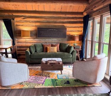 Shelbyville Casa | A Novel Stay 3 bed 2 bath log cabin in Shelbyville, IL