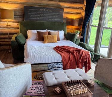 Shelbyville Casa | A Novel Stay 3 bed 2 bath log cabin in Shelbyville, IL