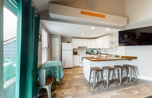 Midtown Ocean City Cabaña | Un par de cabañas con vista a la bahía con cable y wifi gratis: ¡camina 2 cuadras hasta la playa!