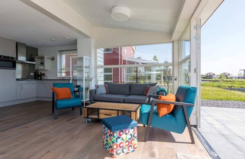 Oude-Tonge Casa | A panorama of water and nature at this comfortable dyke house!