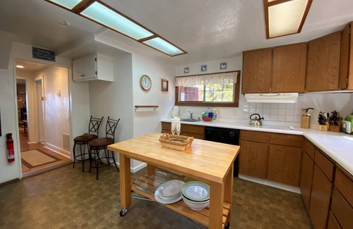 Lincoln Park Cabina | Una parte de la historia de Tahoe, original cabina delantera roja del lago (ZC1298)