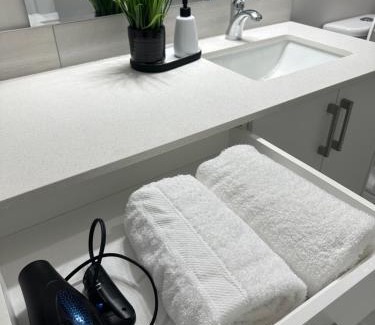 Calgary Apartamento | A Peaceful Cozy and Sparkling Suite in a very Serene Atmosphere