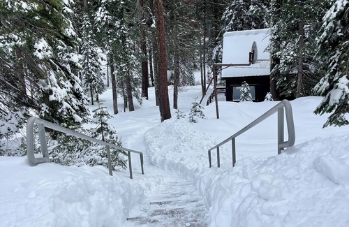 Echo Lake Cabina | A peaceful escape, a Mini cabin near Sierra ski resort in Lake Tahoe