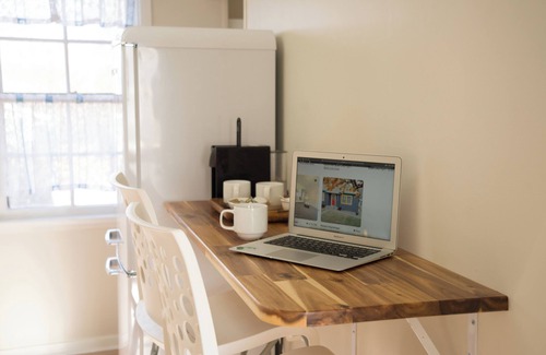 City Centre Cabaña | A peaceful rest and charming stay await at our renovated 2-bedroom cottage.