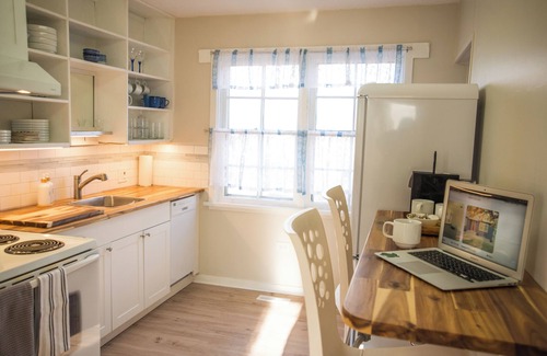City Centre Cabaña | A peaceful rest and charming stay await at our renovated 2-bedroom cottage.