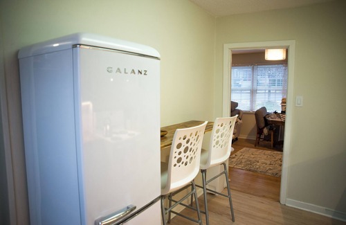 City Centre Cabaña | A peaceful rest and charming stay await at our renovated 2-bedroom cottage.