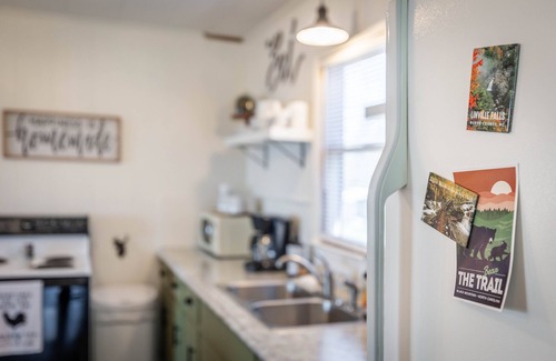 Morganton Cabina | A peaceful tiny cabin with sweeping views of the mountains.