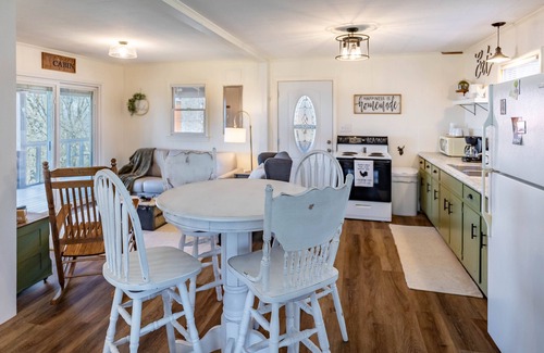 Morganton Cabina | A peaceful tiny cabin with sweeping views of the mountains.