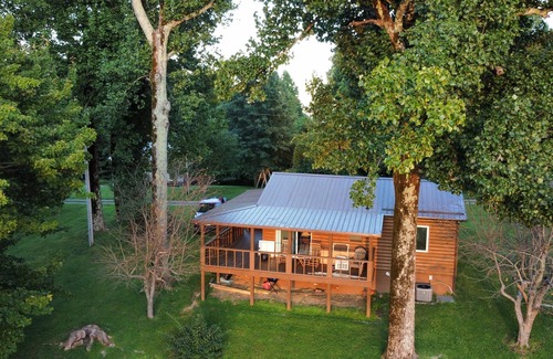 Morganton Cabina | A peaceful tiny cabin with sweeping views of the mountains.