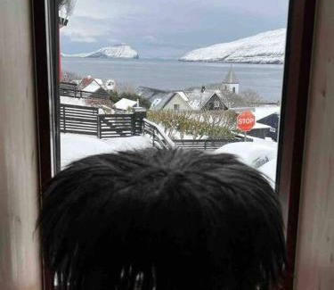 Kvivik Casa | A pearl in the middle of Kvívík with a nice view