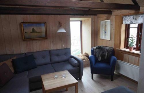 Kvivik Casa | A pearl in the middle of Kvívík with a nice view