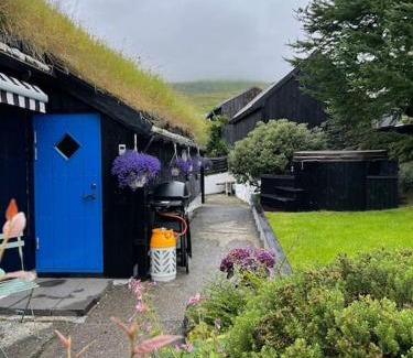 Kvivik Casa | A pearl in the middle of Kvívík with a nice view