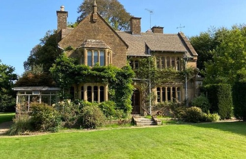 Beaminster Casa | A Perfect Getaway on a Historic English Estate With a Private Swimming Pool