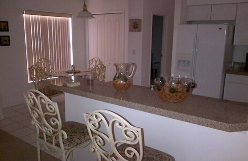 South Bradenton Villa | Una ubicación perfecta, casa junto al lago, piscina privada climatizada, muy cerca de las playas.