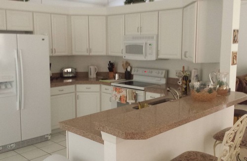 South Bradenton Villa | Una ubicación perfecta, casa junto al lago, piscina privada climatizada, muy cerca de las playas.