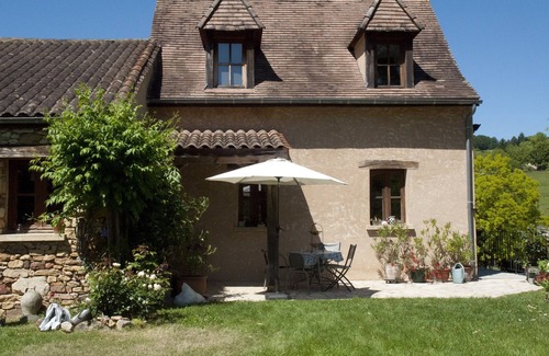 Marnac Casa | Una casa perigordiana con un hermoso jardín y una piscina.