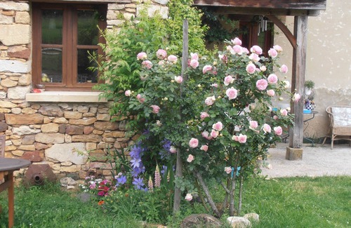 Marnac Casa | Una casa perigordiana con un hermoso jardín y una piscina.