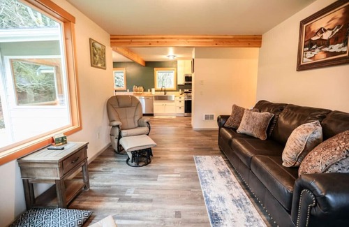 Port Angeles Apartamento | A pet-friendly, creek side ranch house w/starlink