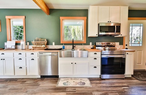 Port Angeles Apartamento | A pet-friendly, creek side ranch house w/starlink