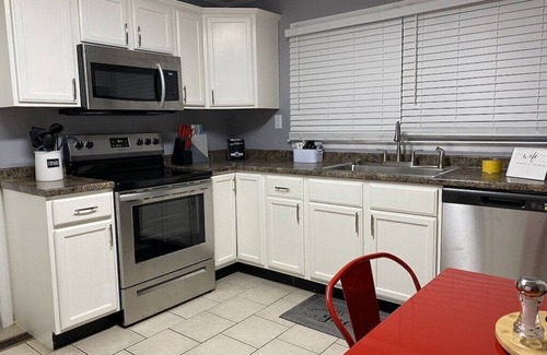 Newton Casa | A Piece of Paris (West unit) - 5 min walk to Historic Downtown Newton