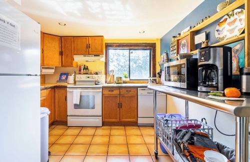 Mid-Beacon Hill Apartamento | A PINK DOOR WELCOME near eateries breakfast + parking included