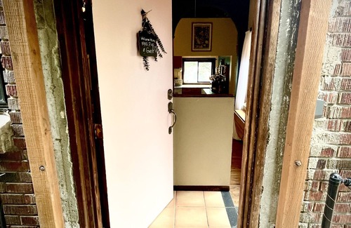 Mid-Beacon Hill Apartamento | A PINK DOOR WELCOME near eateries breakfast + parking included