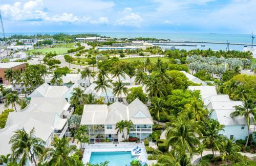 Bahama Village Casa | A Place In Paradise by AvantStay Key West Walkable w Shared Pool Week Long Stays Only
