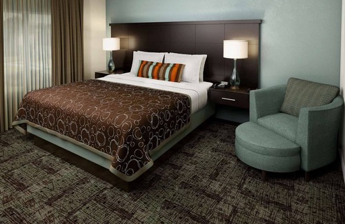 Alpharetta Hotel | A Place You'll Surely Enjoy! Full Kitchen, Free Breakfast, Pets Allowed!
