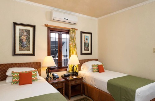 Maynards Casa | A Place You'll Surely Enjoy! Near Animal Flower Cave! Outdoor Pools, Parking!
