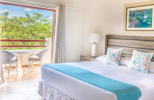 Maynards Casa | A Place You'll Surely Enjoy! Near Animal Flower Cave! Outdoor Pools, Parking!