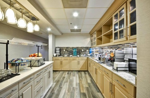 Camelback East Hotel | A Place You'll Surely Enjoy! Free Breakfast, Full Kitchen, Outdoor Pool!