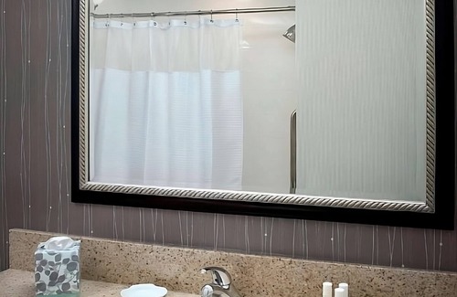 Newark Complejo | A Place You'll Surely Enjoy! TWO Comfortable Units, Pet-friendly, Indoor Pool!