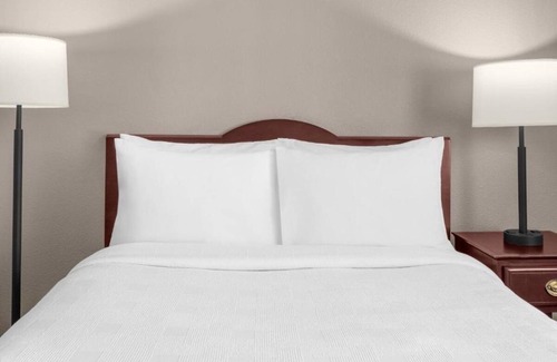 East Lake Hills Hotel | A Place You'll Surely Enjoy! Relaxing Studio Suite w/Complimentary Breakfast!