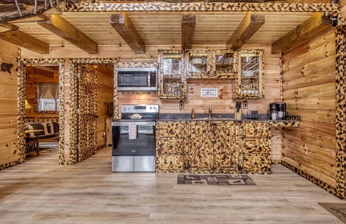 Newport Cabina | A Playful Bears Cabin: Get Ready for a Beary Good Time in the Smokies!