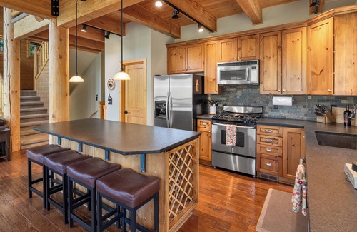 Cle Elum Cabina | A PNW dream! Hot Tub, Views, Firepits, Games, Hiking and Epic Location!