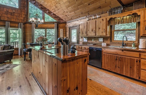 Foxfire Estates Cabina | "A Point of View" - Cozy Cabin. Long Range View. All paved roads.
