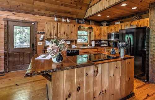 Foxfire Estates Cabina | "A Point of View" - Cozy Cabin. Long Range View. All paved roads.